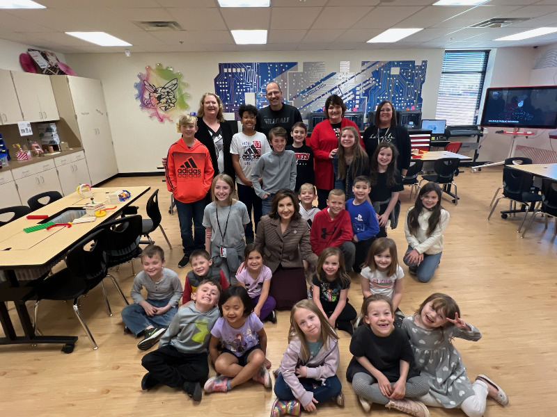Hilldale Public Schools State Superintendent Visits Elementary STEAM Lab